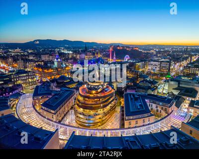 Vues aériennes de nuit depuis le drone du nouvel hôtel W a Marriott Bonvoy, au St James Quarter à Édimbourg, en Écosse, au Royaume-Uni Banque D'Images