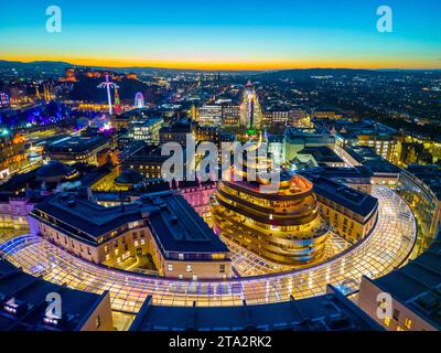 Vues aériennes de nuit depuis le drone du nouvel hôtel W a Marriott Bonvoy, au St James Quarter à Édimbourg, en Écosse, au Royaume-Uni Banque D'Images