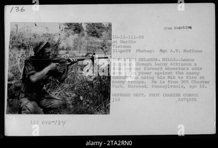 Un Marine américain, le caporal Joseph Leroy Atkinson, utilise son fusil M16 pour ajouter plus de puissance de feu contre les troupes ennemies lors d'une embuscade alors qu'il sert dans l'opération Oklahoma Hills le 21 avril 1969. Atkinson, 19 ans, est originaire de Norwood, PA. Photographie prise par le Sgt A.V. Huffman pour le compte du Département de la Défense. Banque D'Images