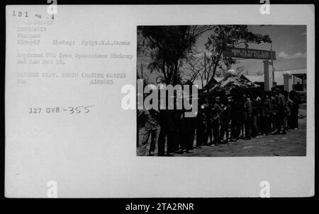 Viet Cong suspects et prisonniers capturés par les Marines américains lors des opérations Hickory et LAN son 54 à la base de combat de Rong Ha, 5e régiment de Marines, Vietnam, le 25 mai 1967. Cette photographie authentifiée prise par Gysgt. B.L. Owens montre des prisonniers de guerre de la NVA. Ministère de la Défense photo (corps des Marines) A168693. Banque D'Images