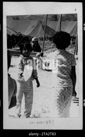 Des personnalités éminentes, dont Claudia Cardinale, ont rendu visite à des réfugiés vietnamiens aux États-Unis le 11 mai 1975. Nguyen CAO Ky, Rosemary Clooney et Betty Ford étaient présents. L'événement a présenté le soutien fourni aux réfugiés vietnamiens pendant la guerre du Vietnam. Banque D'Images