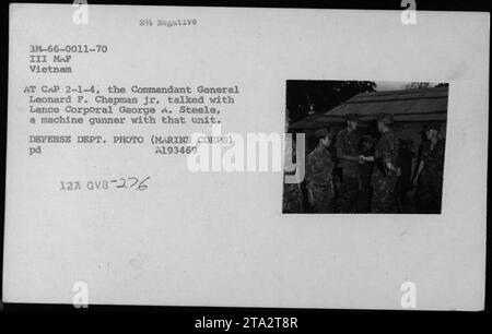 Gen Leonard F. Chapman, commandant général, en conversation avec le Caporal George A. Steele, mitrailleur du III MAF Vietnam. Cette photographie capture l'interaction entre les officiers de haut rang et le personnel enrôlé pendant la guerre du Vietnam. Banque D'Images