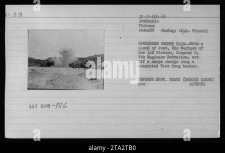 Les Marines de la 3e Division des Marines démontrent leurs compétences en élimination de démolition lors de l'opération County Fair au Vietnam. Sur cette photographie prise le 10 juin 1966, le 1e peloton, compagnie A, 7e bataillon du génie, déclenche une charge de forme sur un bunker suspect Viet Cong. Image par Lcpl. Finnell, DEPT DE LA DÉFENSE. PHOTO (MARINE CORPS) A187282 SUB.' Banque D'Images