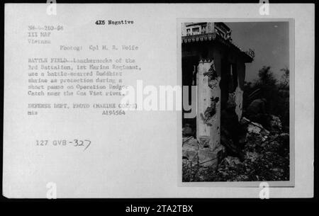 Les Marines AMÉRICAINS du 3e bataillon du 1e régiment de Marines cherchent refuge dans un sanctuaire bouddhiste endommagé lors de l'opération Badger Catch près de la rivière Cua Viet au Vietnam. La photo, prise par le caporal H.R. Wolfe, montre les structures assurant une protection temporaire aux soldats. Cette image a été capturée pendant la guerre du Vietnam. Banque D'Images