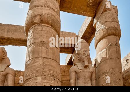 Gros plan d'une ancienne statue en pierre d'un pharaon égyptien située dans le complexe du temple Karnak à Louxor, en Égypte Banque D'Images