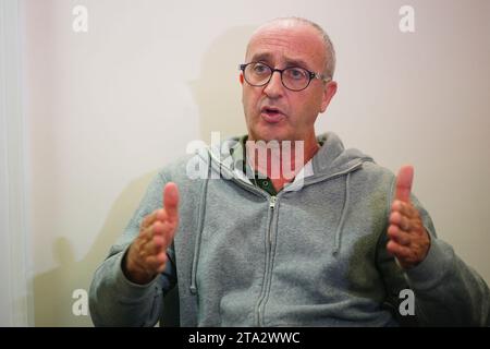 David Barr, l'israélien britannique, dont la belle-sœur Naomi a été assassinée par le Hamas lors de sa course matinale, s'exprimant lors d'une interview à l'ambassade d'Israël à Londres. Date de la photo : mardi 28 novembre 2023. Banque D'Images