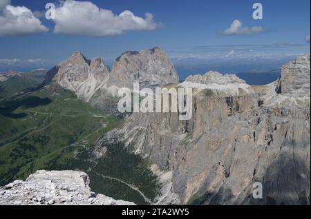 Piz BoE, Italien, Südtirol 10. Juli 2022 hier der Blick vom Piz BoE in der Sellagruppe, Dolomiten auf den Piz Ciavazes mittig und der Langkofel Gruppe, mit Langkofel, Fünffingerspitze und Grohmannspitze links, Bergsteigen, alpin, wandern, Ausblick, panorama *** Piz BoE, Italie, Tyrol du Sud 10 juillet 2022 Voici la vue de Piz BoE dans le groupe Sella, Dolomites à Piz Ciavazes au milieu et le groupe Sassolungo, avec Sassolungo, Sassopiatto et Grohmannspitze sur la gauche, alpinisme, randonnée, vue, panorama Credit : Imago/Alamy Live News Banque D'Images