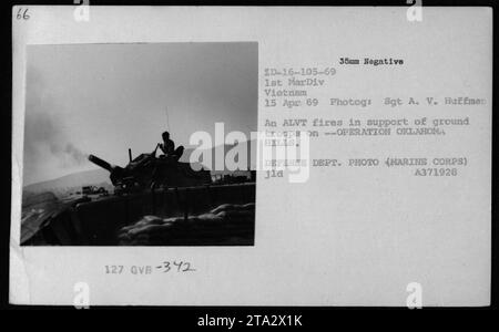 Un véhicule d'assaut amphibie (AAV), connu sous le nom de LVT (Landing Vehicle, Tracked) ou LVTP (Landing Vehicle, Tracked, personnel), tire en soutien aux troupes terrestres lors de l'opération Oklahoma Hills le 15 avril 1969. La photographie a été prise par le Sgt A. V. Huffman de la 1e Division des Marines au Vietnam. Cette image provient du ministère de la Défense et porte l'identification A371928. Banque D'Images