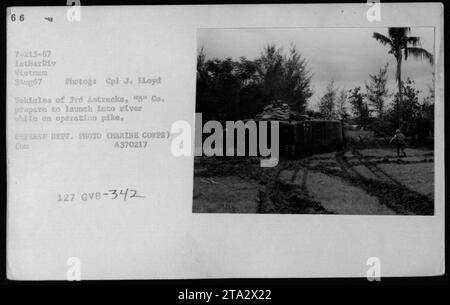 Des véhicules militaires connus sous le nom de véhicules d'atterrissage suivis (STPGV) ou véhicules d'atterrissage, personnel suivi (STPGV) sont représentés sur cette photographie prise le 3 août 1967, pendant la guerre du Vietnam. Les véhicules appartiennent au 3e bataillon de tracteurs amphibies de la compagnie B. Ils sont vus se préparant à se lancer dans la rivière dans le cadre de l'opération Pike. Cette image a été prise par le caporal J. Lloyd et est une photographie officielle du ministère de la Défense du corps des Marines. Banque D'Images