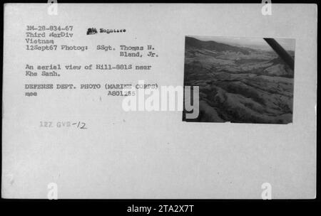 Une vue aérienne de Hill-881S près de Khe Sanh prise le 12 septembre 1967. La photo a été prise par le SSgt Thomas N. Bland Jr. De la 3e Division des Marines Vietnam. Cette image a été officiellement diffusée par le Département de la Défense (corps des Marines). Banque D'Images