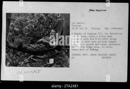 US Marine de la compagnie 'A', 1e Bataillon, 1e Marines, prenant une courte pause lors d'une opération de recherche et de dégagement dans la région de Charlie Ridge près de Dallang. Le Marine est vu reposant contre un arbre avec son fusil M-16 à portée de main. Photographie prise le 20 avril 1970 par le sergent Labrecque. Photo du ministère de la Défense (corps des Marines). Banque D'Images