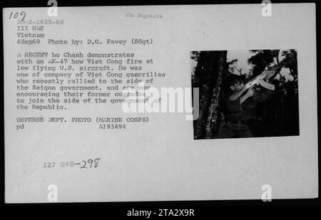 Reformed Viet Cong (Kit Carson Scouts) démontrant comment Viet Cong tire sur des avions américains volant à basse altitude. Ce membre, qui fait récemment partie d'un groupe qui s'est rallié pour le gouvernement de Saigon, encourage maintenant d'autres à rejoindre le gouvernement de la République. Photo de D.G. Pavey, 4 septembre 1969. DEPT. DÉFENSE PHOTO (MARINE CORPS) PD A193494. Banque D'Images