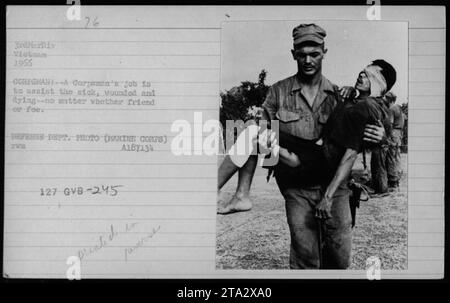 Un cadavre de l'US Navy s'occupe d'un soldat blessé au Vietnam lors d'une mission MEDCAP en 1966. Les fonctions des corpsmen consistent à fournir une assistance médicale aux blessés et aux mourants, quelle que soit leur affiliation. Cette photographie, prise par le ministère de la Défense, illustre le dévouement et l’impartialité du personnel médical pendant la guerre du Vietnam. Banque D'Images