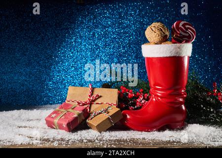 St. Nicholas Day. Botte rouge avec bonbons, biscuits au gingembre épicés et cadeaux pour le 6 décembre Banque D'Images