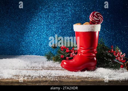 St. Nicholas Day. Botte rouge avec bonbons, biscuits au gingembre épicés et cadeaux pour le 6 décembre Banque D'Images