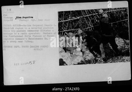 Le caporal Dennis L. Kendrick se met à couvert alors que son commandant de peloton communique avec un opérateur radio pendant une patrouille près de Dallang. Cette image capture des membres du peloton provisoire de fusiliers de la maintenance en du Force Logistic Command. Sur un balayage au Vietnam le 24 avril 1968. Banque D'Images