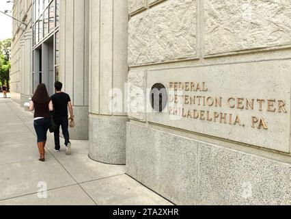 Philadelphie, États-Unis - 29 mai 2018 : des gens passent près du centre de détention fédéral à Philadelphie, PA. Banque D'Images