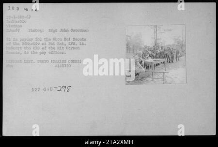 Les Viet Cong réformés (Scouts de Kit Carson) reçoivent leur jour de paie à Phi Bai au Vietnam le 2 juin 1967. Le lieutenant McCourt, l'officier responsable des éclaireurs, distribue le paiement. Cette image fait partie de la collection officielle de photos du Département de la Défense prises par le SSgt John Osterman. Banque D'Images