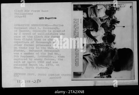Le sergent Abel L. Kavanaugh et 55 autres anciens prisonniers de guerre sont accueillis par des sympathisants à la base aérienne de Clark avant leur départ pour les États-Unis après leur libération de Hanoi, au Nord-Vietnam, le 16 mars 1973. Banque D'Images