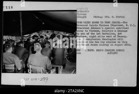 Le révérend Calvin Theinan, envoyé spirituel du président Johnson, livre un message aux hommes du 1e bataillon du 3e Marines au Vietnam le 16 août 1965. On le voit parler dans une chapelle de tente à huit miles à l'ouest de Danang. Le révérend, théologien presbytérien, avait passé dix jours dans le pays pour une mission spirituelle spéciale. Banque D'Images