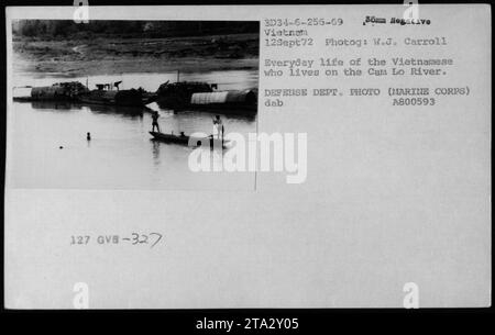 Bâtiments et bunkers USMC et vietnamiens photographiés le long de la rivière Cam Lo le 12 septembre 1972. La photo montre la vie quotidienne des habitants vietnamiens. Photographiée par W.J. Carroll, cette image est une photo prise par le ministère de la Défense pendant la guerre du Vietnam. (MARINE CORPS) DAB A800593 Banque D'Images