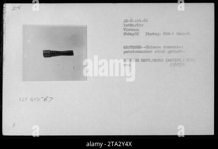 Une grenade à bâtons de presse-purée communiste chinois capturée est exposée aux côtés d'autres armes capturées sur cette photographie prise le 24 mai 1966. Cette image fait partie d'une collection documentant les activités militaires américaines pendant la guerre du Vietnam par la 1st Marine Division. Banque D'Images