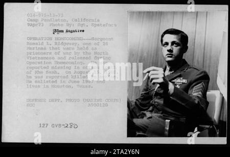 Le sergent Ronald L. Ridgeway, ancien prisonnier de guerre des Marines porté disparu au combat en août 1968, a été rapatrié pendant l'opération Homecoming et photographié au Camp Pendleton, en Californie, le 9 avril 1973. Banque D'Images