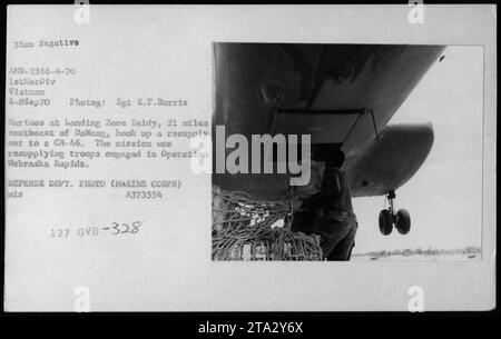 Les Marines à Landing zone Baidy se préparent à charger des fournitures sur un hélicoptère CH-46 le 4 septembre 1970. La mission était de ravitailler les troupes impliquées dans l'opération Nebraska Rapids, se déroulant à 21 miles au sud-est de Dalang. Cette photographie capture la tâche critique de chargement et de déchargement de matériel pour soutenir les activités militaires américaines pendant la guerre du Vietnam. Banque D'Images