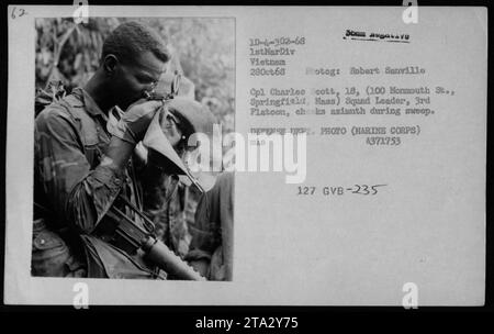 Le chef d'escouade du corps des Marines, le Cpl Charles Scott, vérifie l'azimut à l'aide d'arpenteurs et de viseurs d'armes lors d'un balayage le 28 octobre 1968. La photographie a été prise par Robert Sanville et appartient à une collection d'images représentant les activités militaires américaines pendant la guerre du Vietnam. Banque D'Images