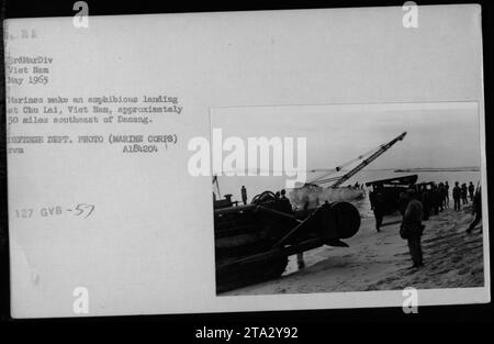 Les Marines de la 82e division aéroportée participent à un débarquement amphibie à Chu Lai, au Vietnam, en mai 1965. L'emplacement est à environ 50 miles au sud-est de Danang. Cette photographie a été prise par un photographe officiel du Département de la Défense des États-Unis (Marine corps). Banque D'Images