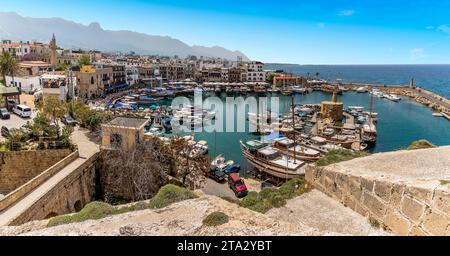 Un panorama sur le port de Kyrenia, Chypre pris des remparts de l'ancienne forteresse Banque D'Images