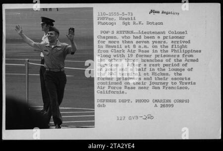 Le lieutenant-colonel Chapman, avec 19 autres anciens prisonniers de guerre de différentes branches des services armés, est arrivé à Hawaï depuis la base aérienne Clark aux Philippines dans le cadre de l'opération Homecoming. Ils se sont reposés pendant une heure et demie au salon du terminal MAC à Hickam avant de se rendre à la base aérienne Travis en Californie. Photo du Sgt R.K. Dotson, Département de la Défense (corps des Marines), négatif 85mm 110-2555-5-73 FMFPac, Hawaï. Banque D'Images