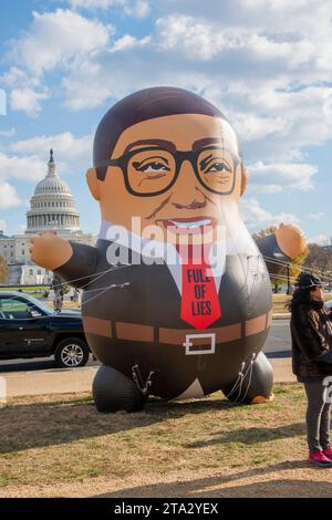 Washington, DC, États-Unis. 28 novembre 2023. Un ballon George Santos de 15 pieds placé près de la capitale américaine à Washington, DC comme organisation MoveOn a créé ce blimp exigeant que Santos démissionne immédiatement du Congrès à Washington, DC le 28 novembre 2023. Crédit : Patsy Lynch/Media Punch/Alamy Live News Banque D'Images