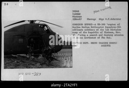 'Un hélicoptère UH-34D du Marine Medium Helicopter Squadron-364 est vu débarquer des soldats de la 1e division de l'armée de la République du Vietnam lors d'une mission de recherche et de destruction le 20 novembre 1967. La mission a eu lieu à 14 miles au nord-ouest de Phu Bai, Vietnam. Photographie prise par le SSgt W.F. Schrider (EFFORT COMBINÉ-A) [négatif 35mm]. Photo du Département de la Défense par Marine corps. Numéro de classement : A421973.' Banque D'Images