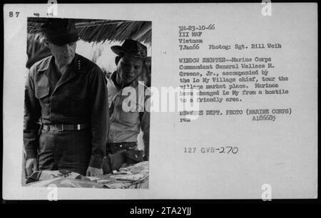 Le commandant du corps des Marines, le général Wallace M. Greene, Jr., et le chef le My Village visitent le marché du village au Vietnam. Cette visite montre le changement des Marines transformant la zone autrefois hostile en une zone amicale. Cette photographie a été prise le 7 janvier 1966, lors des activités militaires américaines au Vietnam. Banque D'Images