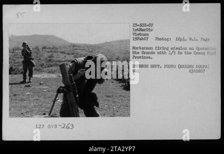 Les Marines de la 1e Division des Marines s'engagent dans une mission de tir au mortier lors de l'opération Rio Grande dans la province de Quang Ngai, au Vietnam, le 19 février 1967. Cette photographie, prise par le Lcpl. W.L. page, montre l'intensité et la précision des activités militaires pendant la guerre du Vietnam. Banque D'Images