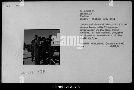 Le Lieutenant-général Victor H. Krulak serre la main d'un interprète vietnamien à Phu Bai, au Sud-Vietnam, en préparation d'une conférence avec le personnel à 3/4. Cette photo a été prise le 4 octobre 1965 et montre des officiers et des fonctionnaires tels que Robert McNamara, Richard Nixon et Billy Graham. L'image provient d'une collection de photographies illustrant les activités militaires américaines pendant la guerre du Vietnam. Banque D'Images