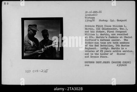 Le soldat de première classe William L. Martin, III et son père, le premier sergent William L. Martin, se réunissent au centre de défense de l'aérodrome de Chulai pendant la guerre du Vietnam. Les deux sont membres du 2e Bataillon, 7e Régiment de Marines, le 1e Sgt Martin étant un vétéran de 25 ans et récipiendaire des étoiles d'argent et de bronze. Banque D'Images