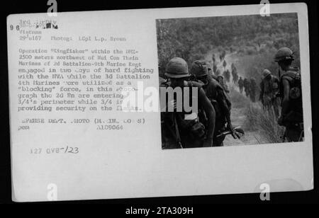 Les Marines du 2e Bataillon, 9e Régiment de Marines s'engagent au combat lors de l'opération Kingfisher le 29 juillet 1967. La photo capture le 2e Bataillon entrant dans le périmètre du 3e Bataillon, 4e Marines, qui assure la sécurité sur les flancs. Cette image a été prise par le lcpl L.P. Brown et fait partie d'une collection de photographies illustrant les activités militaires américaines pendant la guerre du Vietnam. Banque D'Images