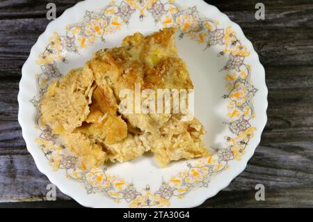 Cuisine traditionnelle arabe égyptienne de dessert oriental appelée Om Ali, pain égyptien Pudding, à base de lait, pain égyptien roqaq ou mille-feuille, millef Banque D'Images