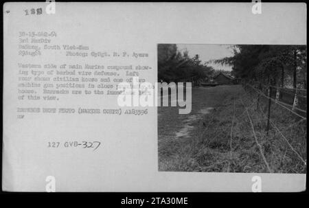 Des bâtiments et des bunkers USMC et vietnamiens sont vus sur cette photo du 29 août 1964. L'image montre le côté ouest du complexe de la Marine avec une défense de fil barbelé. Il y a une maison civile et un poste de mitrailleuse situés près de la maison. La caserne peut être vue juste à gauche de la vue. La photo a été prise par Cygt. H. P. Ayers. Banque D'Images