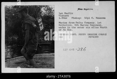 Un Marine de la compagnie Delta, 1e bataillon, 5e régiment de Marines, pataugent dans l'eau à six miles au nord d'an Hoa lors de patrouilles au Vietnam. Cette photographie en noir et blanc a été prise en novembre 1969 par le Lcpl G. Newsome, montrant les activités de la 1e MarDiv pendant la guerre du Vietnam. Banque D'Images