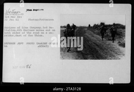 Les Marines de la Compagnie de Lima, 3e bataillon, 4e Marines, se déplacent le long d'un couloir à l'est de con Thien le 22 janvier 1966. Cette photographie capture les opérations de combat de la 3e Division des Marines pendant la guerre du Vietnam. L'image, prise par le photographe Patterson, montre les Marines avançant prudemment des deux côtés de la route. Banque D'Images