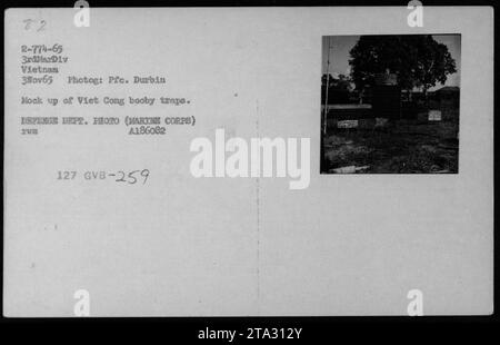 Le personnel militaire américain participe à une séance de formation à la Mine Warfare School au Vietnam le 3 novembre 1965. L'image montre une maquette de pièges Viet Cong utilisés pendant la guerre du Vietnam. On montre aux soldats les différents types de pièges pour accroître leurs connaissances et leur sensibilisation aux tactiques ennemies. Banque D'Images