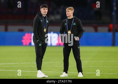 Paris, France. 28 novembre 2023. Le défenseur de Newcastle United Tino Livramento (21 ans) et le défenseur de Newcastle United Lewis Hall (20 ans) inspectent le terrain lors du match Paris Saint-Germain FC contre Newcastle United FC UEFA Champions League Round 1 Group F au Parc de Princes, Paris, France le 28 novembre 2023 Credit : Every second Media/Alamy Live News Banque D'Images