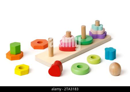 Jouet puzzle pour enfants en bois Montessori avec des blocs colorés de différentes formes en forme de 4 pyramides isolées sur fond blanc Banque D'Images