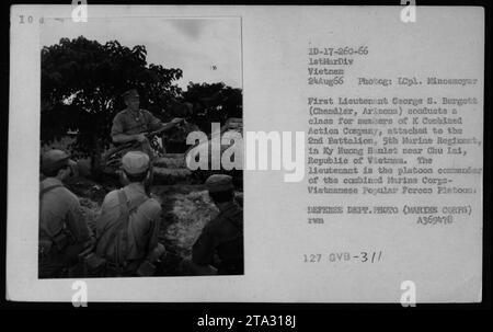 Le premier lieutenant George S. Burgett de Chandler, Arizona, dirige une classe pour les membres de la K Combined action Company, attachée au 2e bataillon du 5e régiment de Marines, à Ky Huong Hamlet près de Chu Lai, République du Vietnam, le 24 août 1966. Le lieutenant Burgett est le commandant de peloton du peloton combiné corps des Marines-Forces populaires vietnamiennes. Banque D'Images