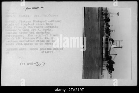 Légende : des structures endommagées par la tempête tropicale Kate peuvent être vues sur cette photographie prise le 2 novembre 1970 au Camp Jay K. Books à Danang, Vietnam. La tempête, qui a frappé le pays le 25 octobre, a causé des dommages importants aux bâtiments et aux bunkers de l'USMC et du Vietnam en raison de ses vents forts de 45 nœuds avec des rafales allant jusqu'à 66 nœuds. Cette image a été capturée par le photographe Age. Heikkinen pour le ministère de la Défense. Banque D'Images