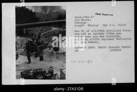 Feu d'artillerie pendant la guerre du Vietnam. Sur cette photo, prise le 2 août 1967, on peut voir le canon #3 de l'artillerie A/2/94th tirant un coup de feu. Pendant ce temps, un autre canon de 175 mm est déplacé dans son nouvel emplacement, qui a été construit par le c/11th Engineer Battalion au Camp Zamora. Image reproduite avec l'aimable autorisation du ministère de la Défense (corps des Marines). Banque D'Images