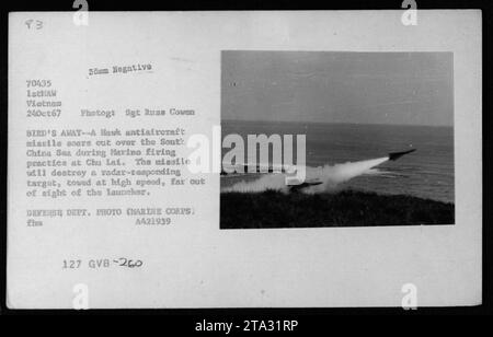 Un missile anti-aérien Hawk est tiré pendant un entraînement de cible marine à Chu Lai. Le missile est lancé pour détruire une cible radar remorquée à grande vitesse au-dessus de la mer de Chine méridionale, loin de la portée visuelle du lanceur. Photographié par le Sgt Russ Cowen le 24 octobre 1967. Banque D'Images